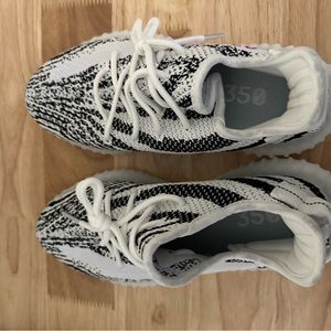 Women Yeezy’s Good for working out or to do some errands!🤍🖤